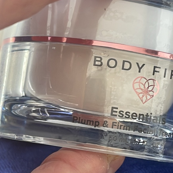 Crepe Erase facial treatment and plump facial treatment - Picture 3 of 5